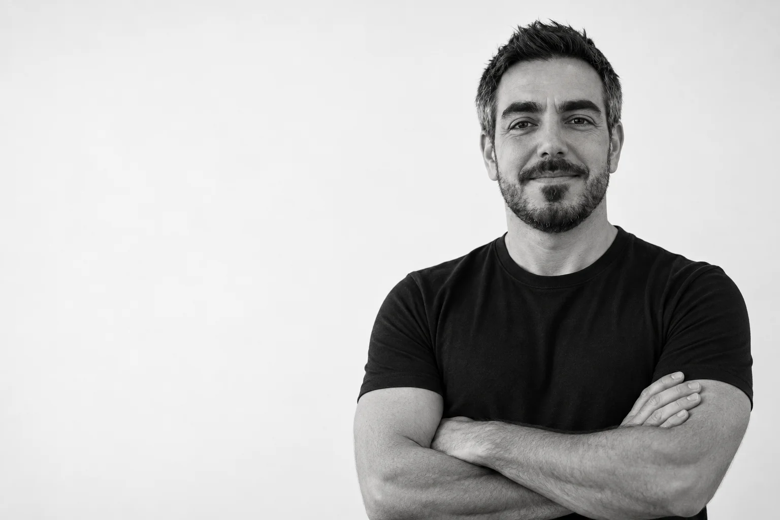 Retrato editorial de Rubén Calahorro, recreado con IA a partir de su fotografía.